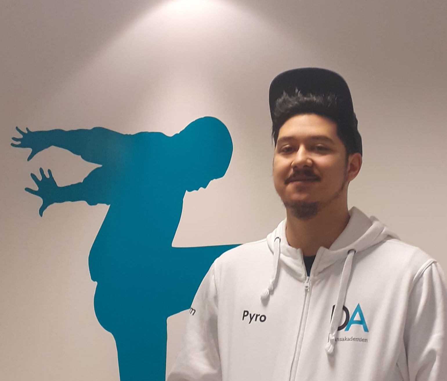Man med vit tröja och keps