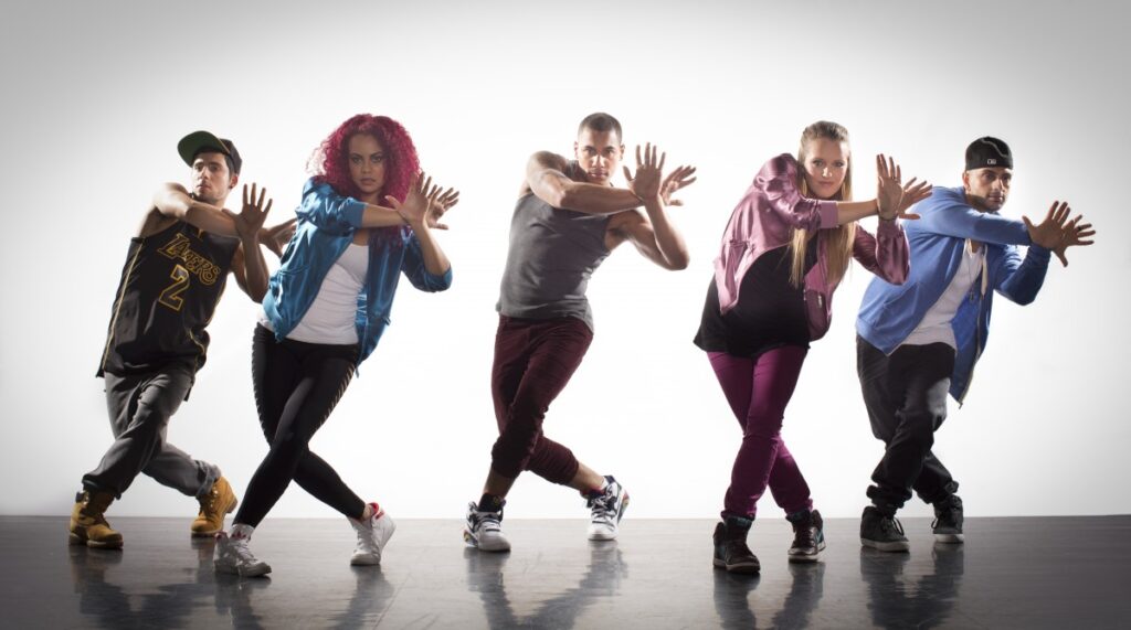 Personer dansar med "jazz hands"